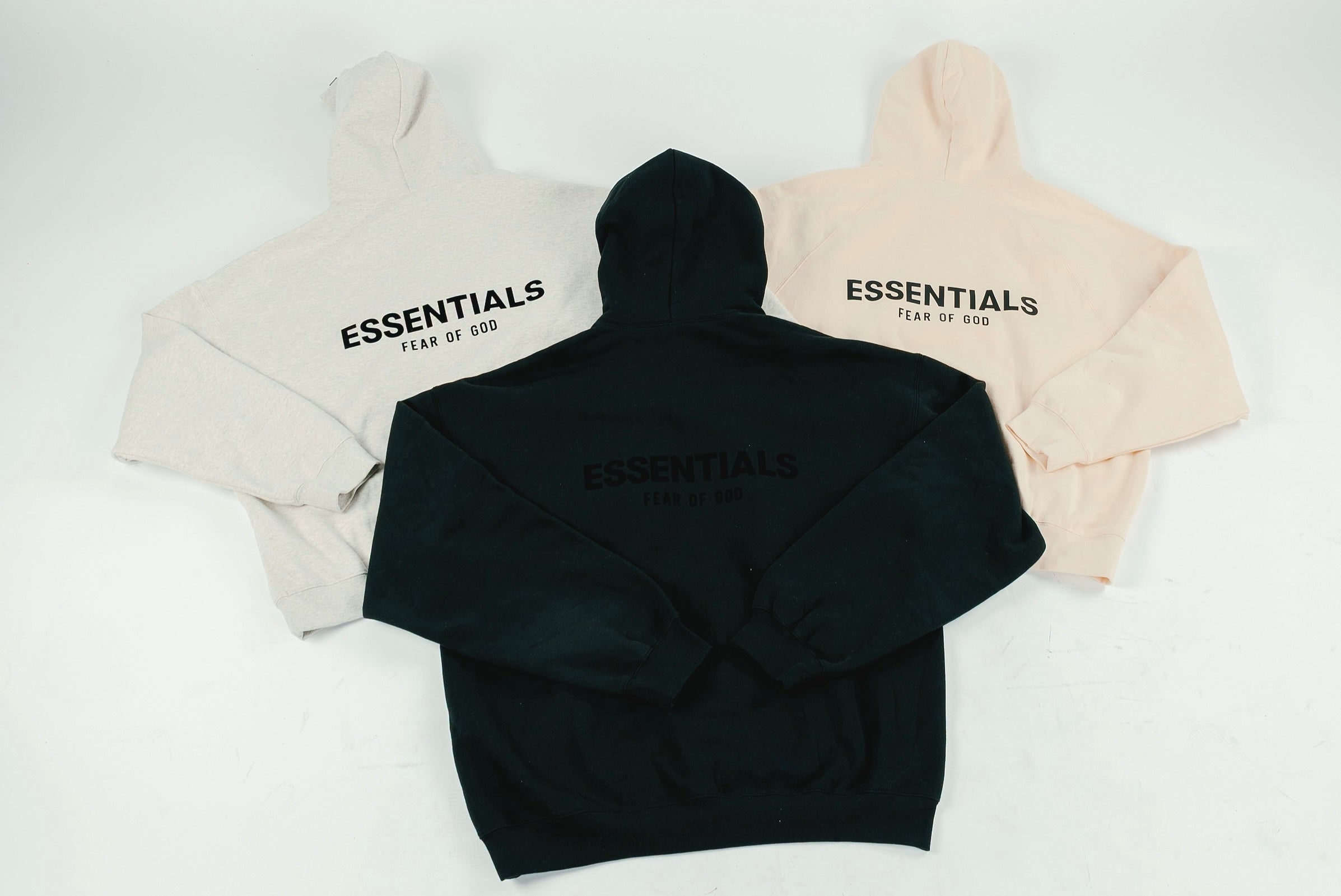 trois hoodies essentials de trois couleurs différentes