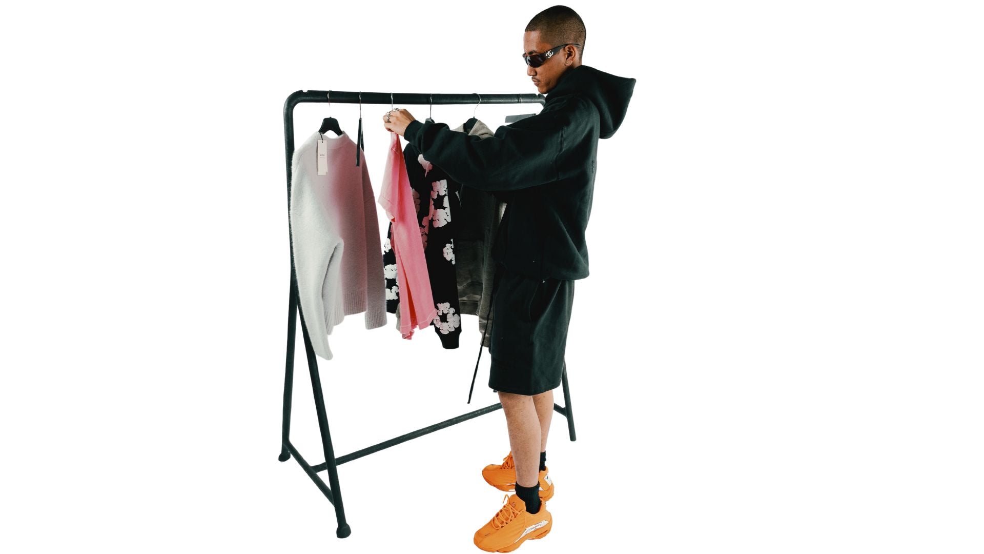 mannequin debout choisissant un haut