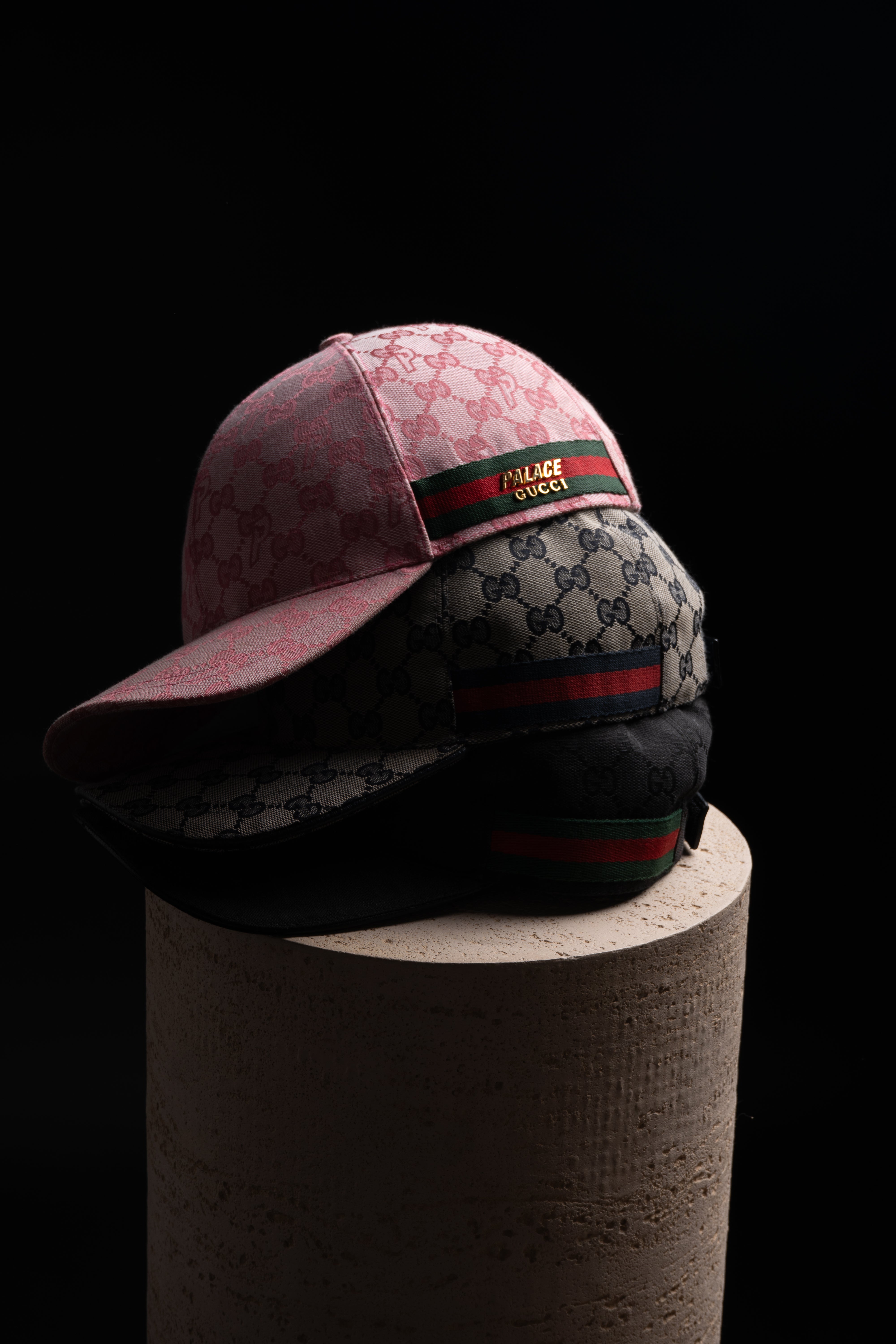 trio de casquette gucci de différentes couleurs