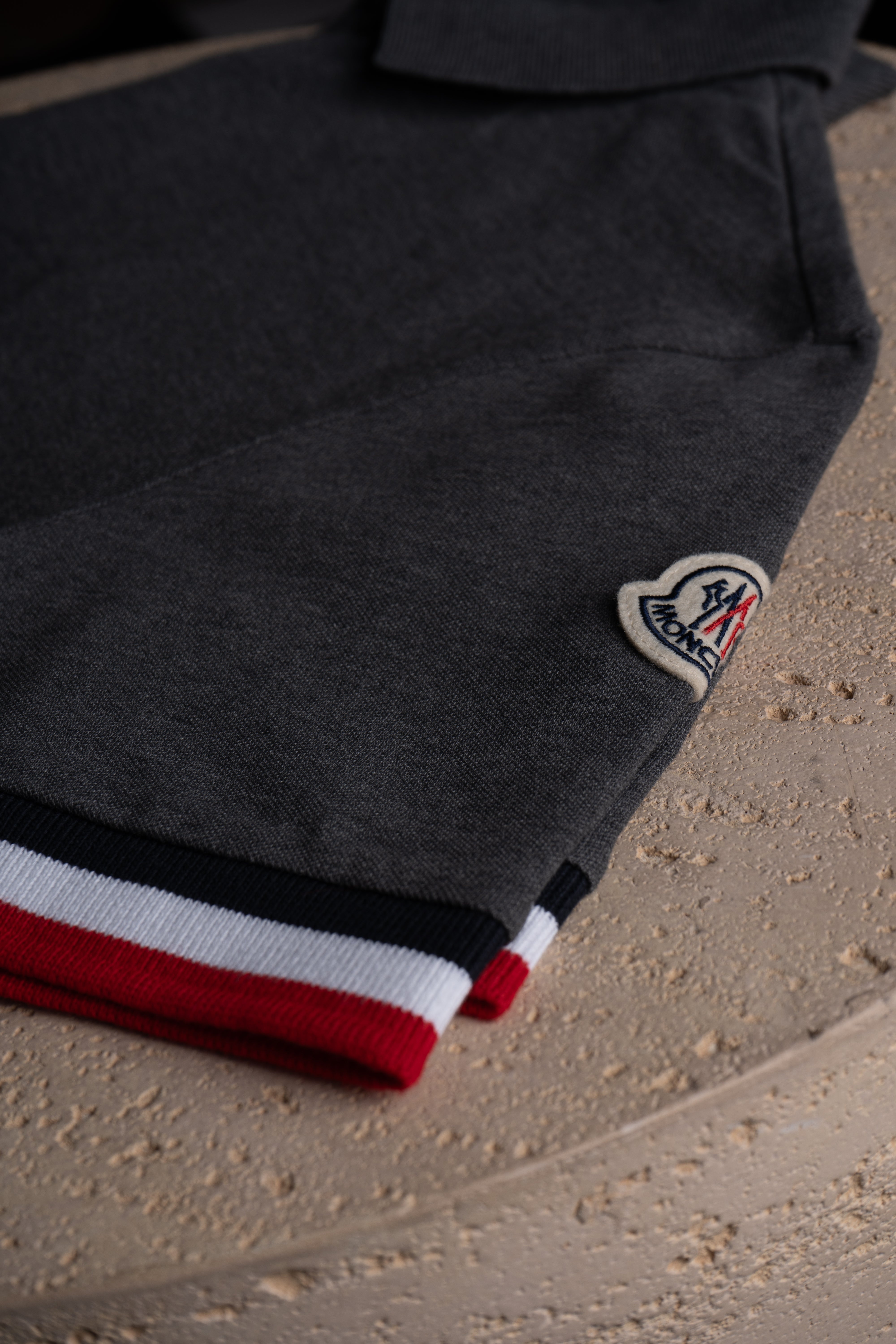 Détails manche du Polo Moncler Gris foncé