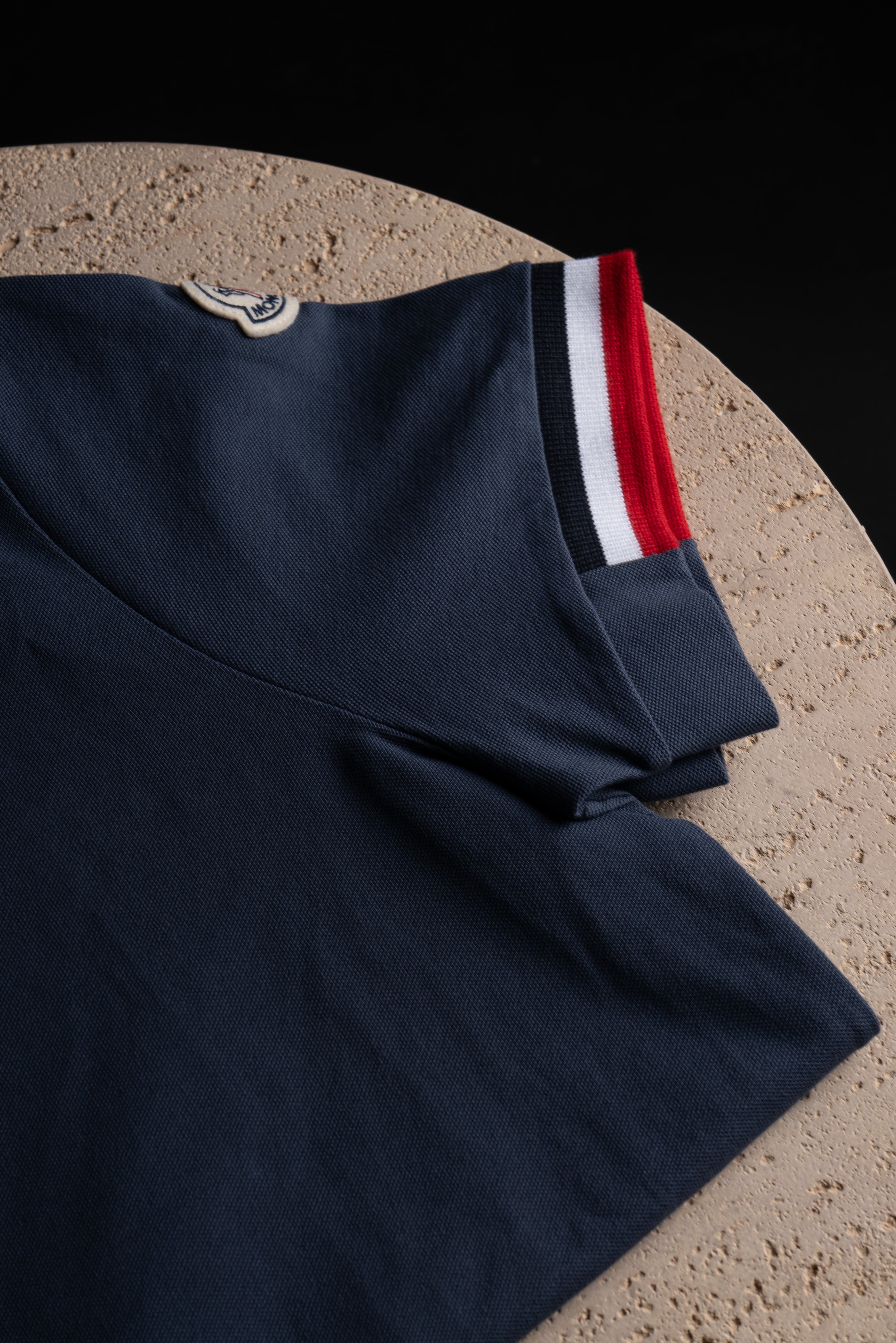 Détails manche du Polo Moncler Bleu Marine