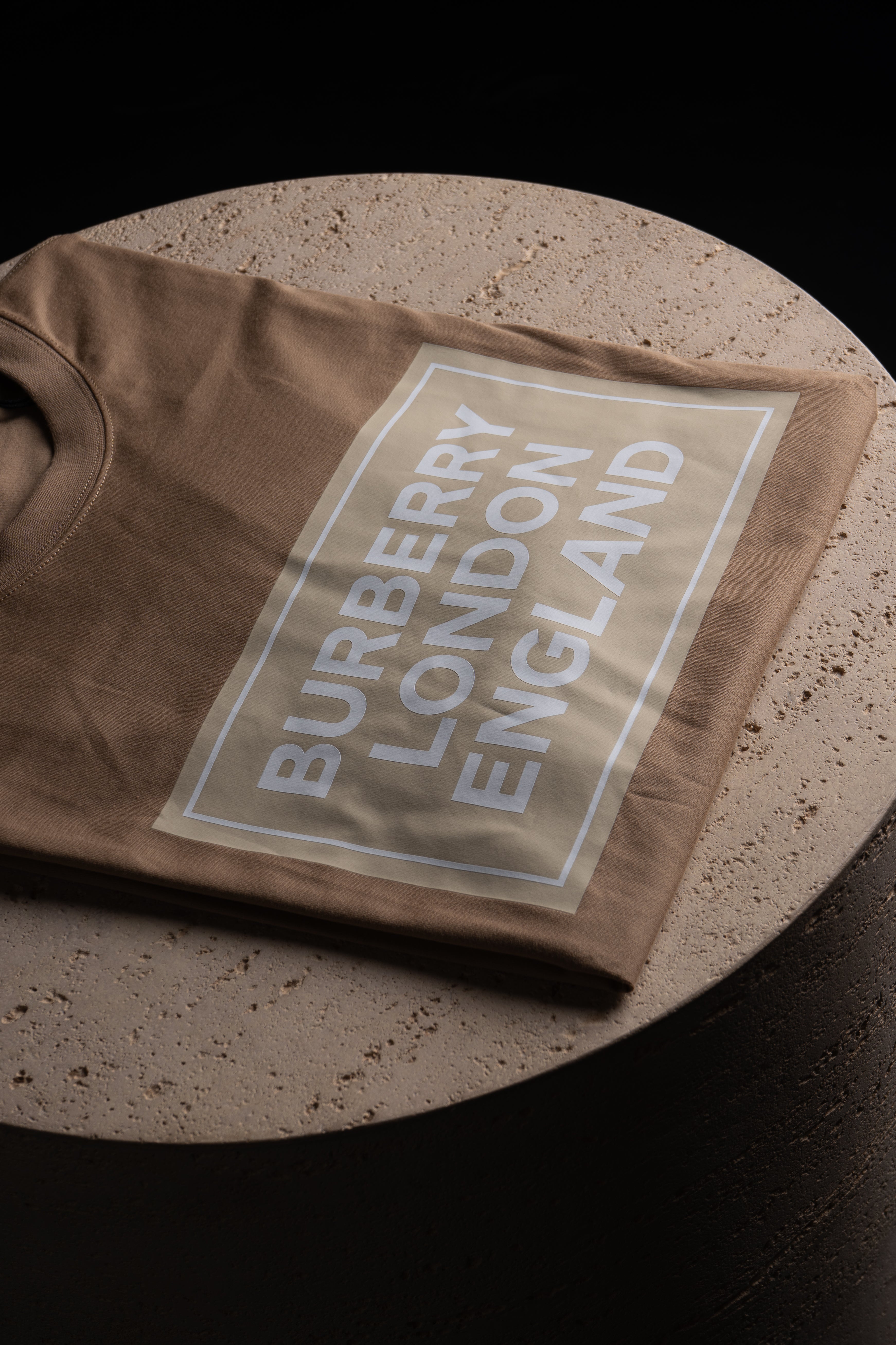 Détails du T-shirt Burberry London Beige Foncé