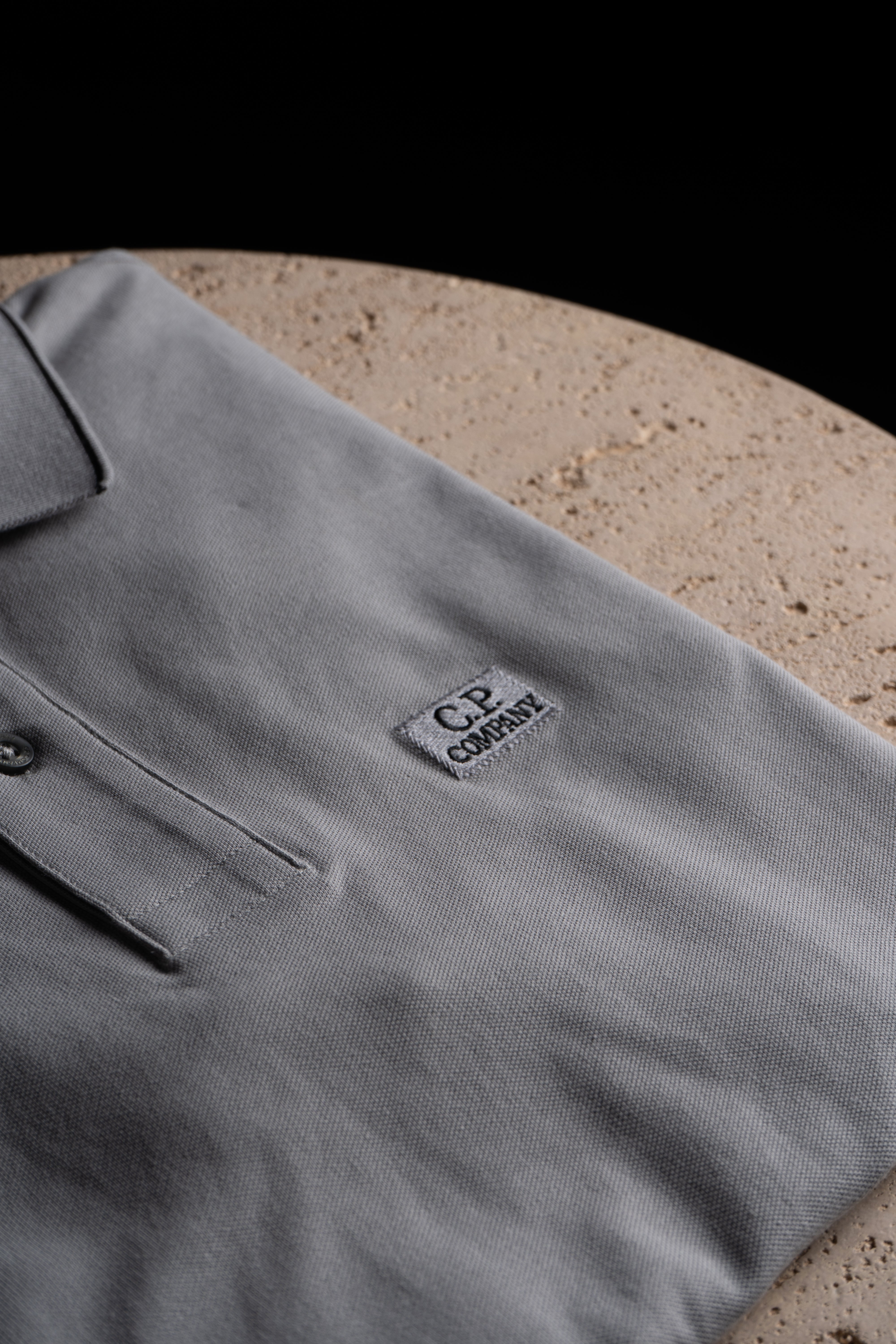 Détail du Polo CP Company Gris