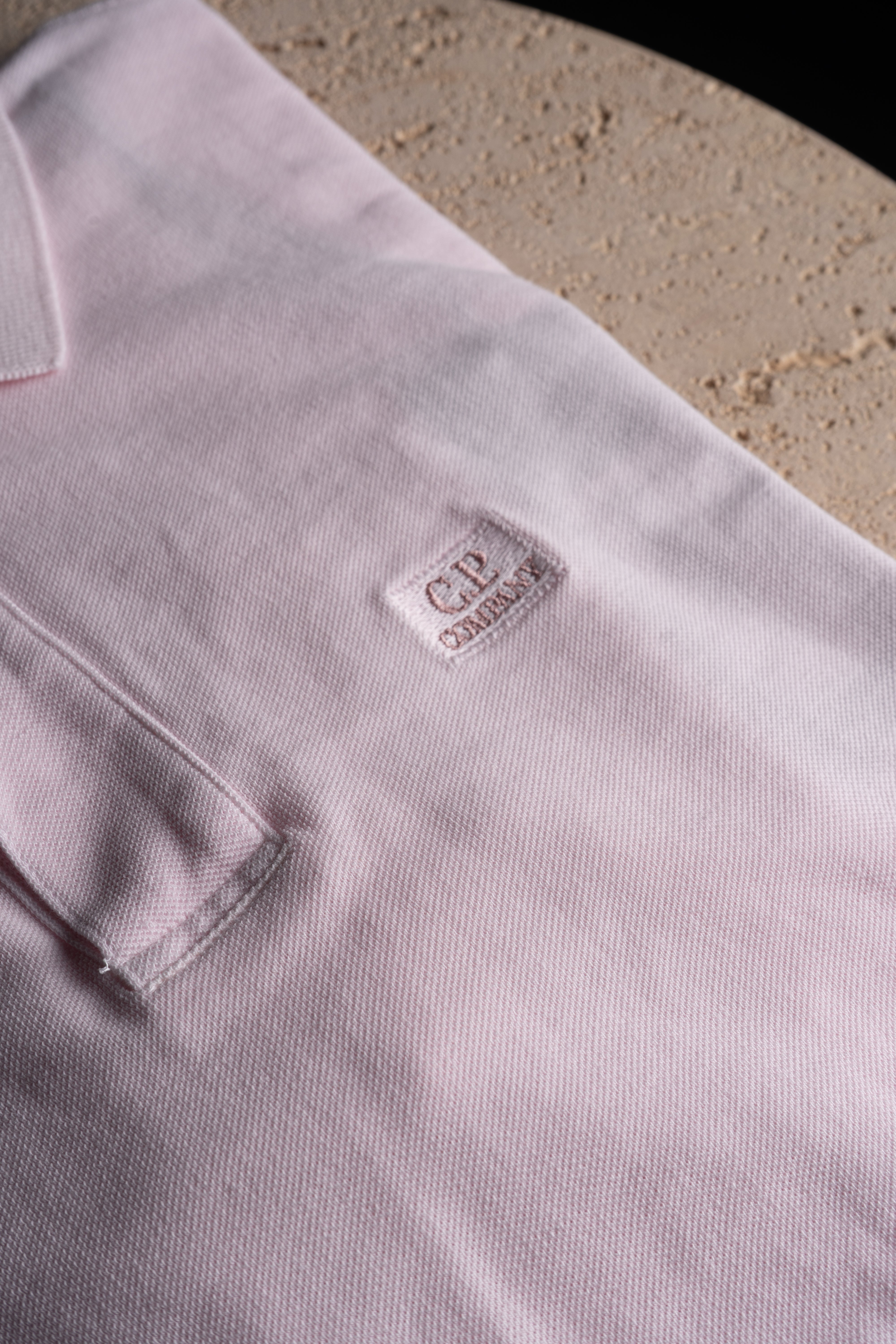 Détails du Polo CP Company Rose pâle