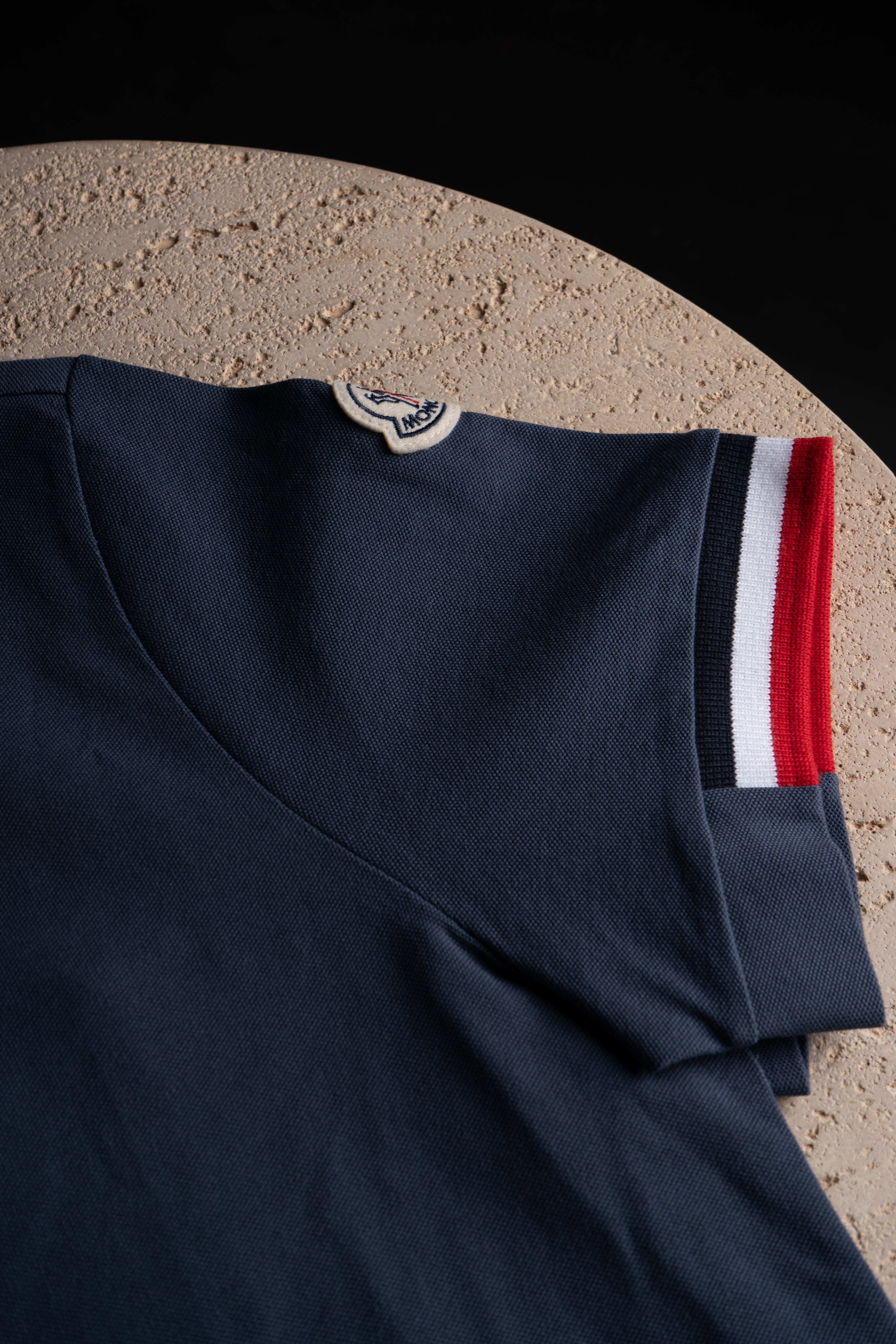 Détails manche du Polo Moncler Bleu Marine