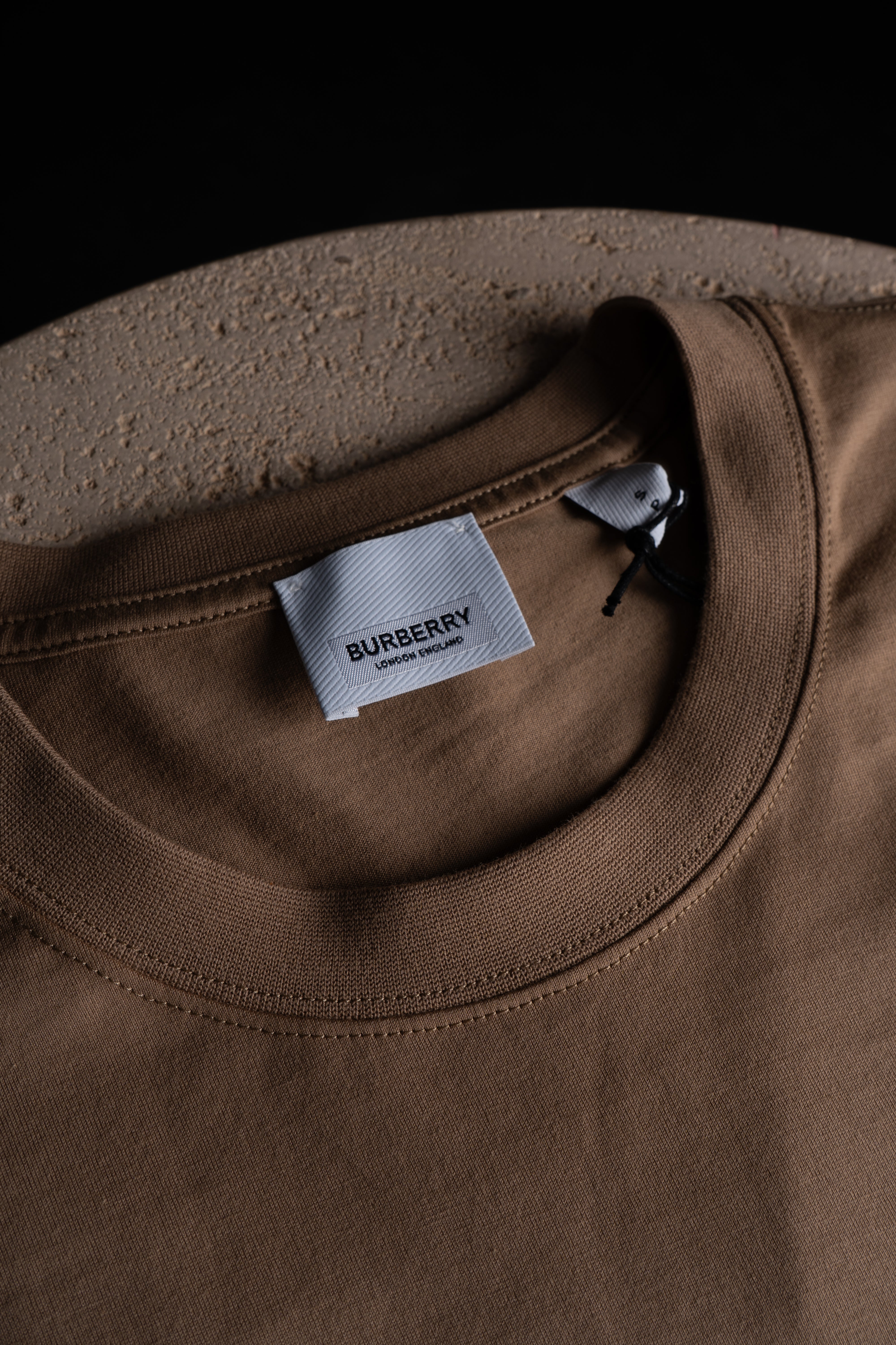 Col du T-shirt Burberry London Beige Foncé