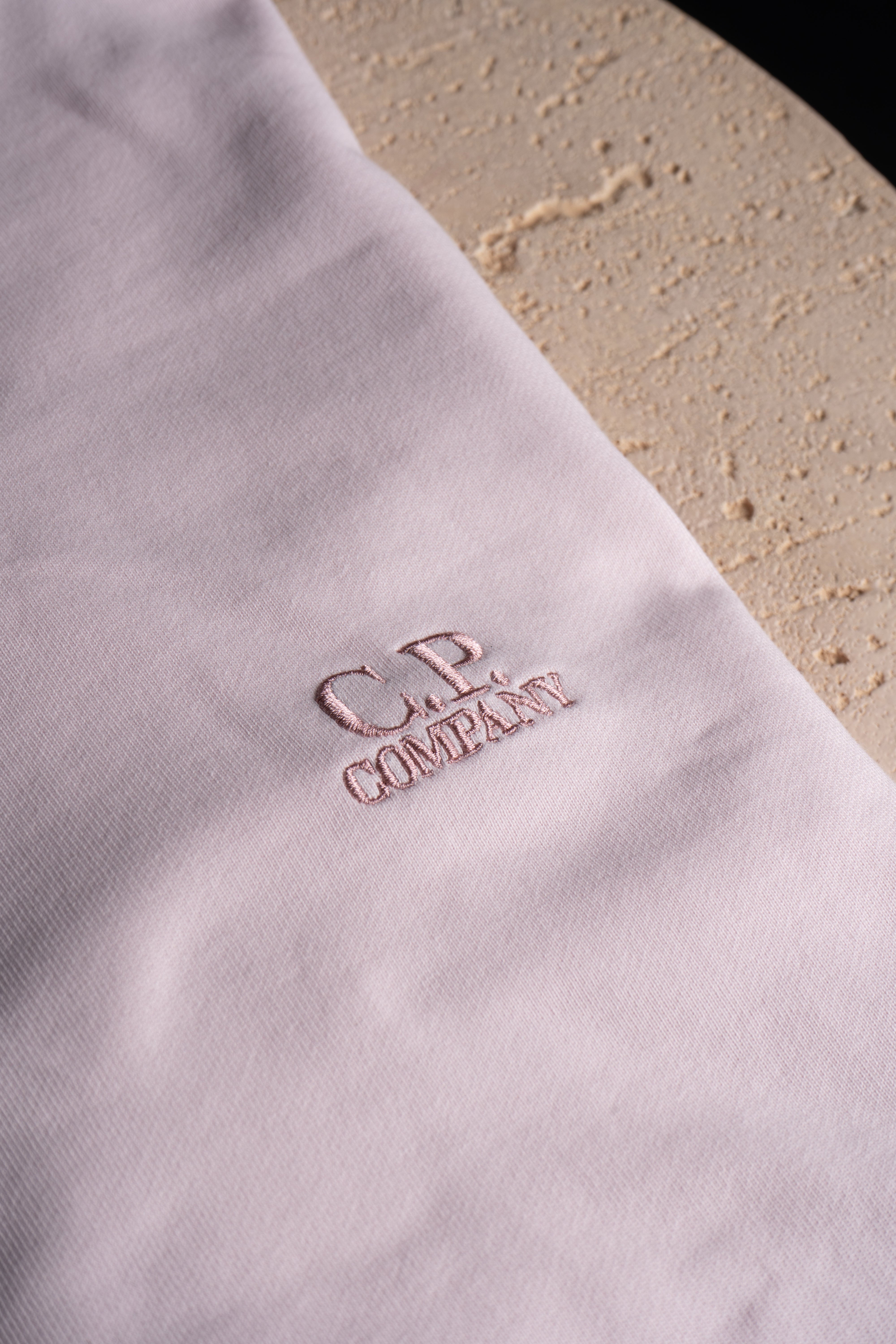 Détail du Pull CP Company Rose pâle